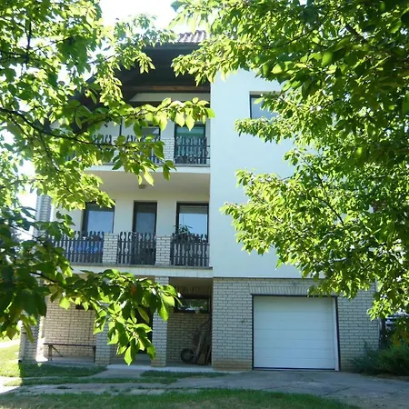 Andrea Apartman * Alsópáhok